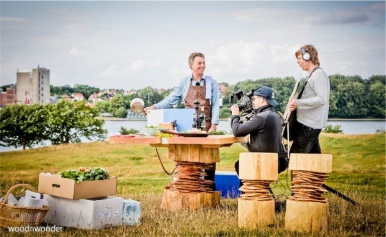 dansk-massivt trä-möbler-bord-pall-utomhus-matlagning-naturliga-produkter-kamera