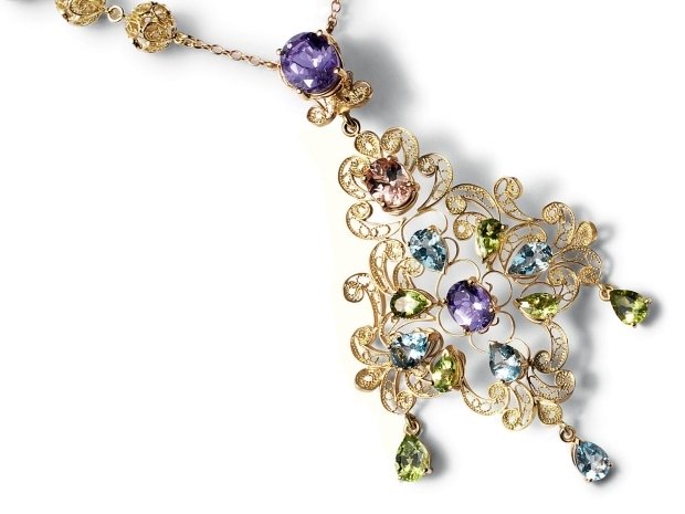 filigran-hängande-halsband-lyx-smycken-dolce-och-gabbana-guld-ornament