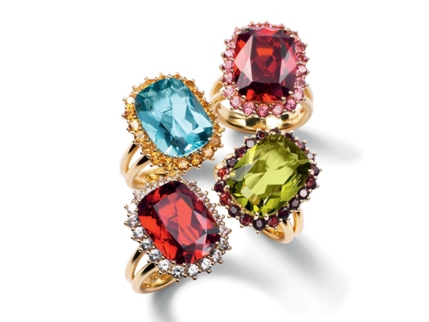 Smycken-kollektion-gyllene-ringar-grön-peridot-röd-granat-akvamarin-ädelsten-safirer