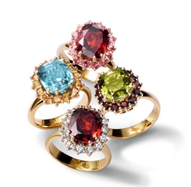 dolce-och-gabbana-lyx-smycken-guld-ringar-röd-granat-akvamarin-grön-peridot-rosa-turmalin-safir-diamanter