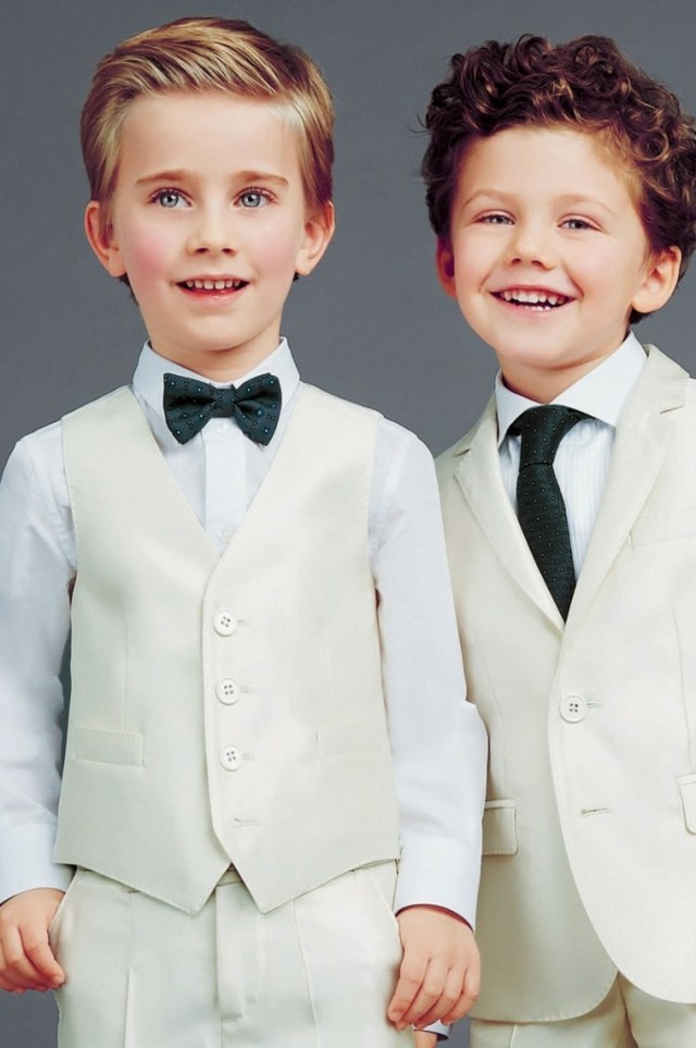 Passar-för-små-pojkar-i-vitt-med-slips