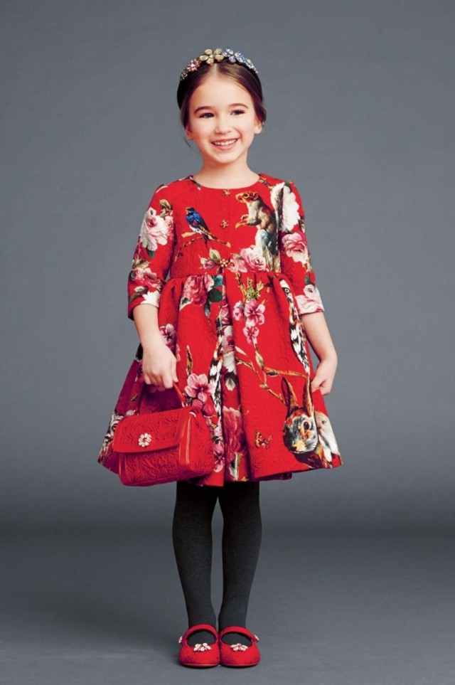 röd-blommig-klänning-och-liten-handväska