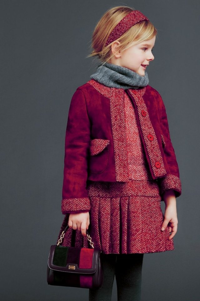 Lila-outfit-med-ett-mönster-av-ull-och-lammskinn-Dolce-och-Gabbana