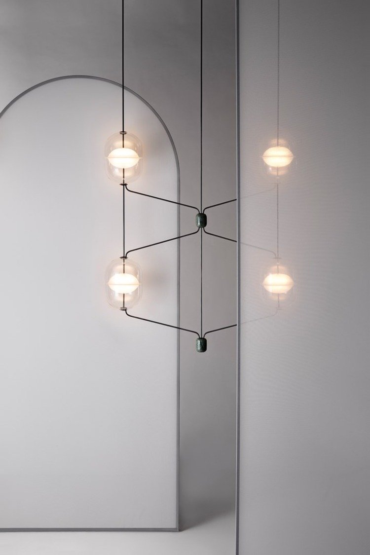 smart utformade vevstakar mellan ljuskroppar i ett designprojekt för hängande lampor