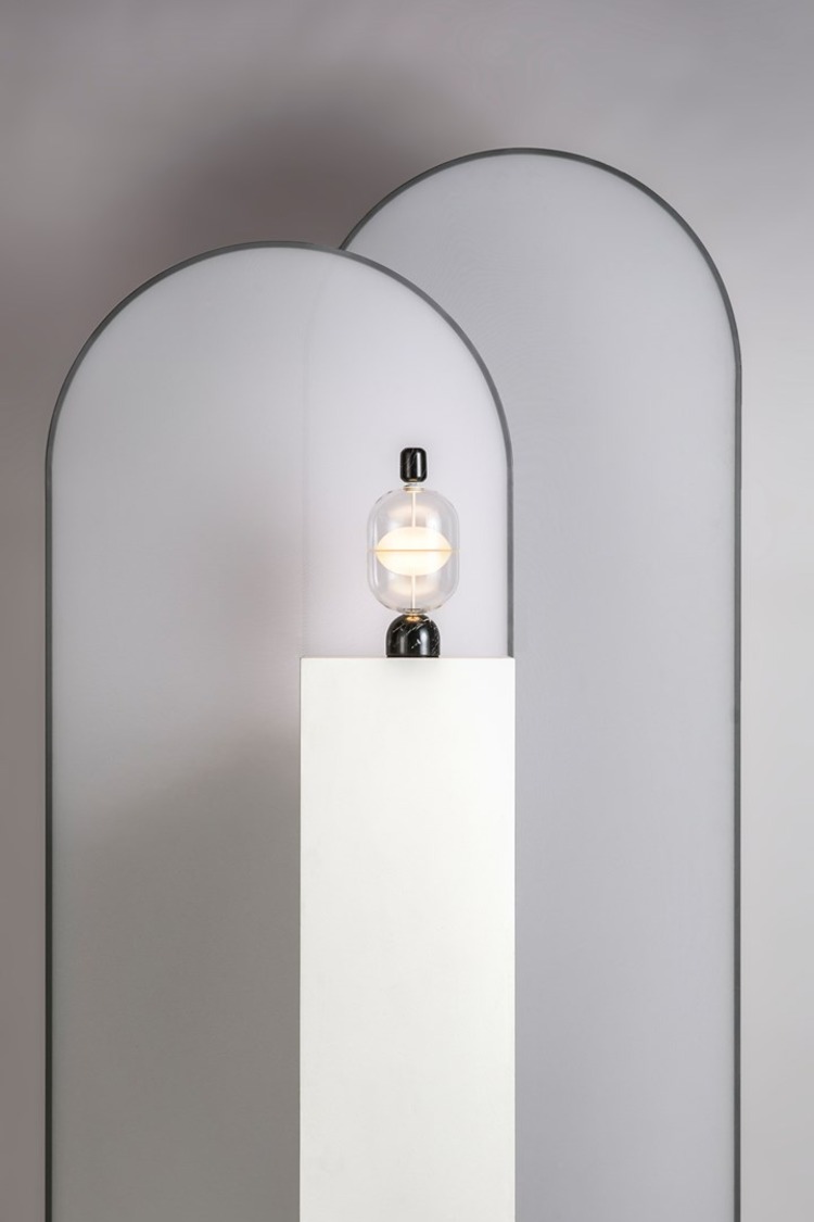 diskret belysning med en dekorativ bordslampa av dubbelväggigt glas och marmor