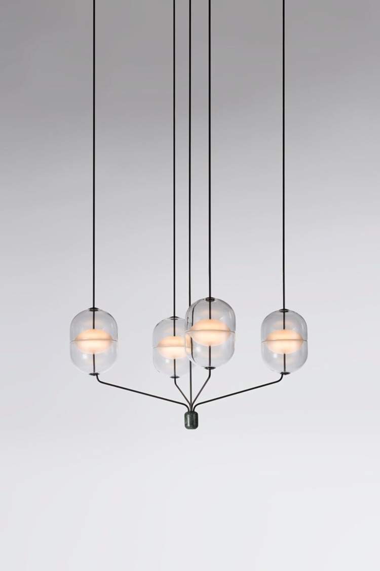 designer hängande lampa utformad som en ljuskrona med flytande lampor