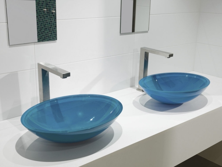 dubbla handfat-bänkskivor-glas-oval-blå-modern-tallrik-vit-badrum-kran-spegel