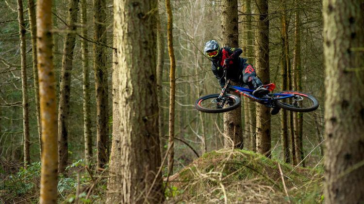 utförsåkning cykeltips mountainbike nedstigning hoppa skog