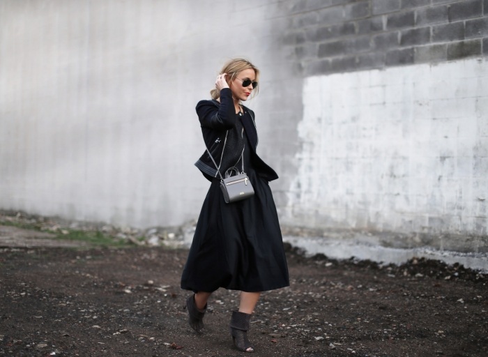 modern-outfit-all-in-black-ideas-trench-coat-boots-with-open-toes