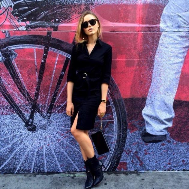 snygg street-outfit-all-in-black-clutch-modern-graffiti-wall-art