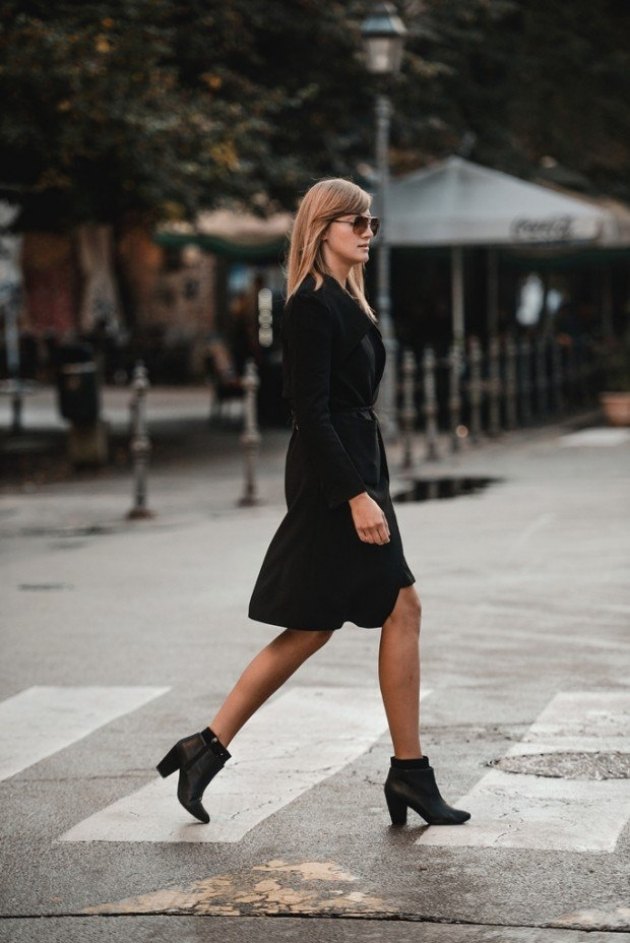 höst-idéer-outfit-allt-i-svart-moderna-fotled-stövlar-dam-klänning-med-bälte