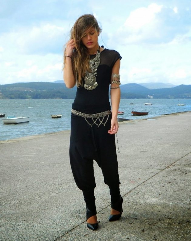 Outfit-allt-i-svart-sommar-orientalisk-bälte-hals smycken-metall-blank