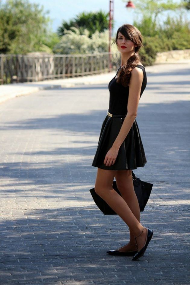 Sommar-outfit-allt-i-svart-kjol-med-bälte-hästsvans-låg-till-sida