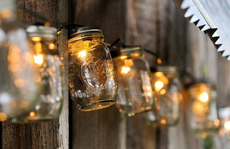 kreativ-pyssla-med-barn-utanför-glas-trädgård-lykta