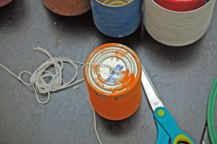 kreativ-pyssla-med-barn-utomhus-vindsignaler-burkar-färgglada-diy