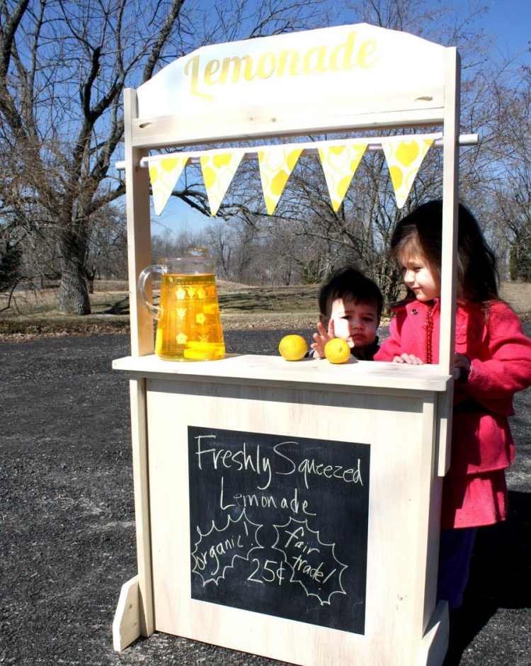 kreativ-pyssla-med-barn-utanför-paviljong-limonad-diy