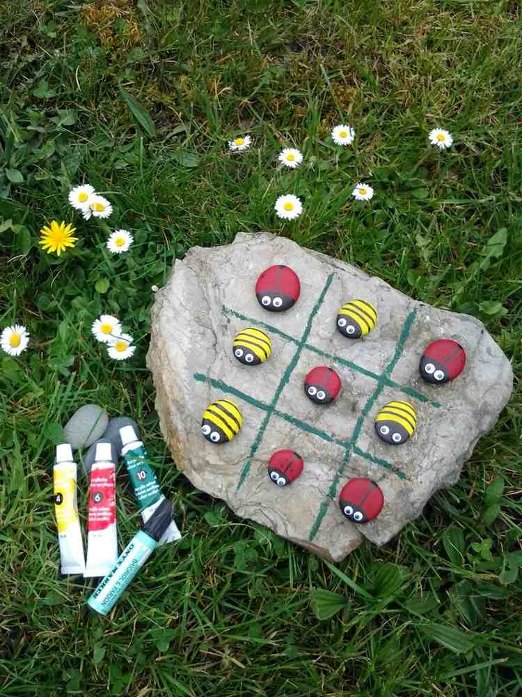 Hantverk-barn-utanför-tic-tac-toe-spelar-tegelstenar