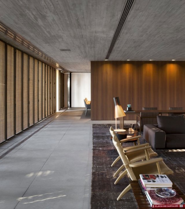Modernt hus inredning design möbler idéer grova betongväggar heltäckningsmatta
