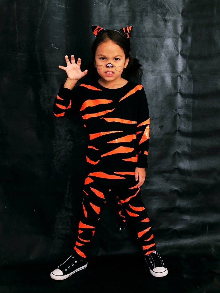 Gör tigerkarnevalskostym för barn själv med tejp