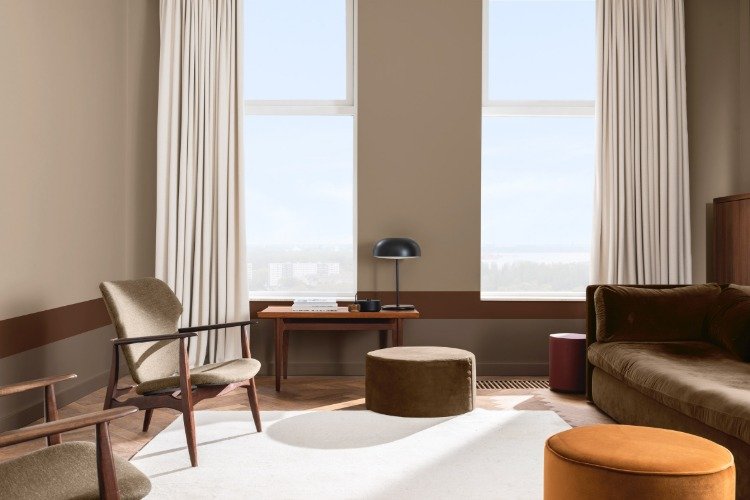 kombination av retromöbler och mångsidiga jordnära toner i ett minimalistiskt vardagsrum