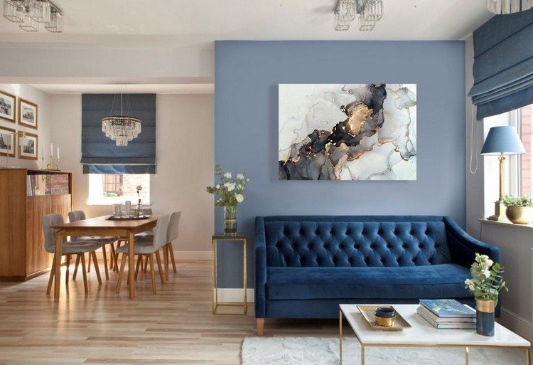 blå soffa blå vägg glamour stil vardagsrum