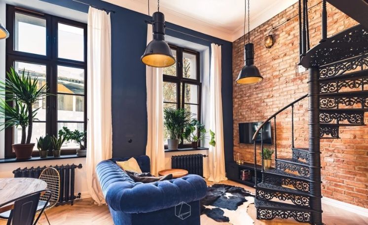 Blå Chesterfield -soffa i ett vardagsrum med en industriell stil