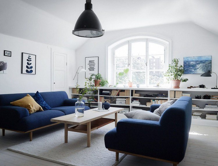 dekorera blå soffa med kuddar