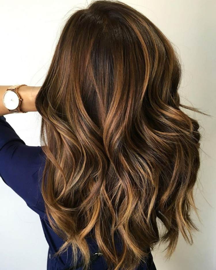 Mörkblont hår brunt hårstrån hårfärgstrender balayage blont hår