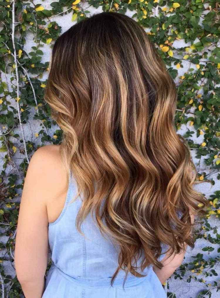 Mörkblont hår brunt balayage frisyr idéer kvinnor hårtrender