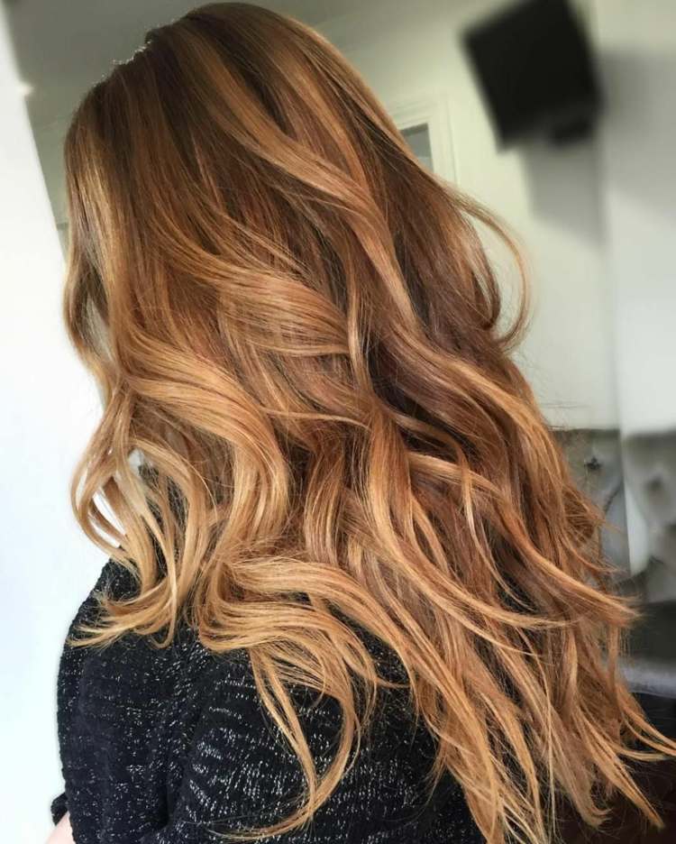 Mörkblont hår Karamellblont hårfärg Balayage Hårtrender Frisyridéer Kvinnor