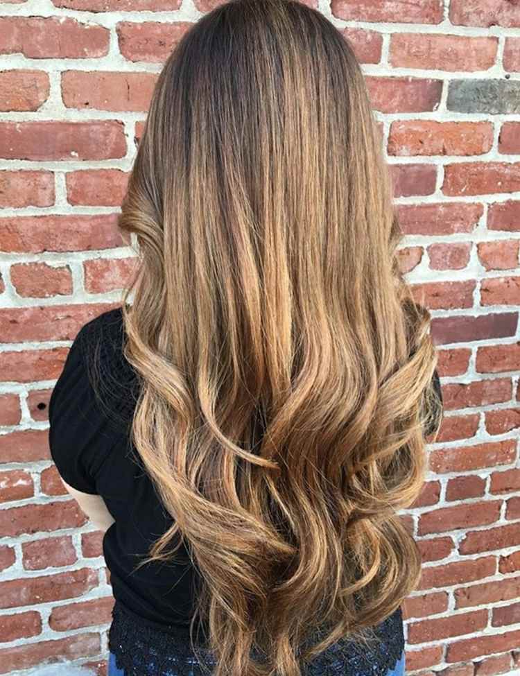 Mörkblont hår honung blont balayage look frisyr idéer hårtrender kvinnor