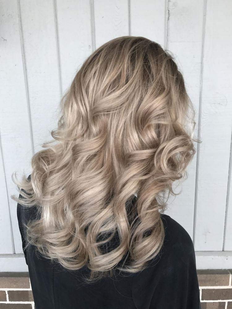 Mörkblont hår balayage ombre hårtrender långt hår lockar