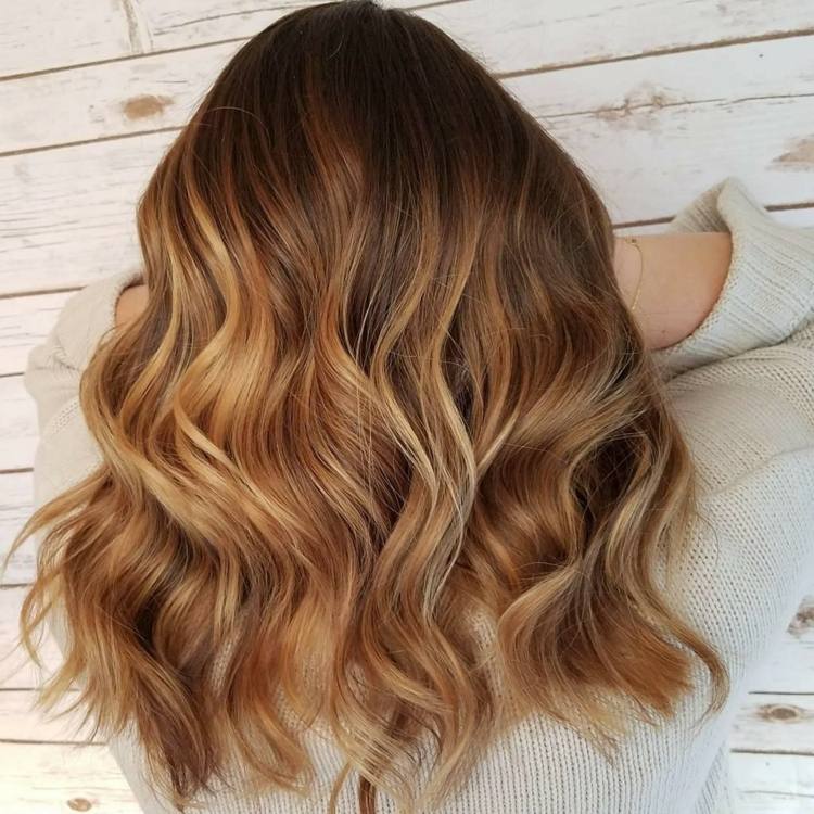 Mörkblont hår Balayage frisyridéer Kort hår lockar hårtrender kvinnor