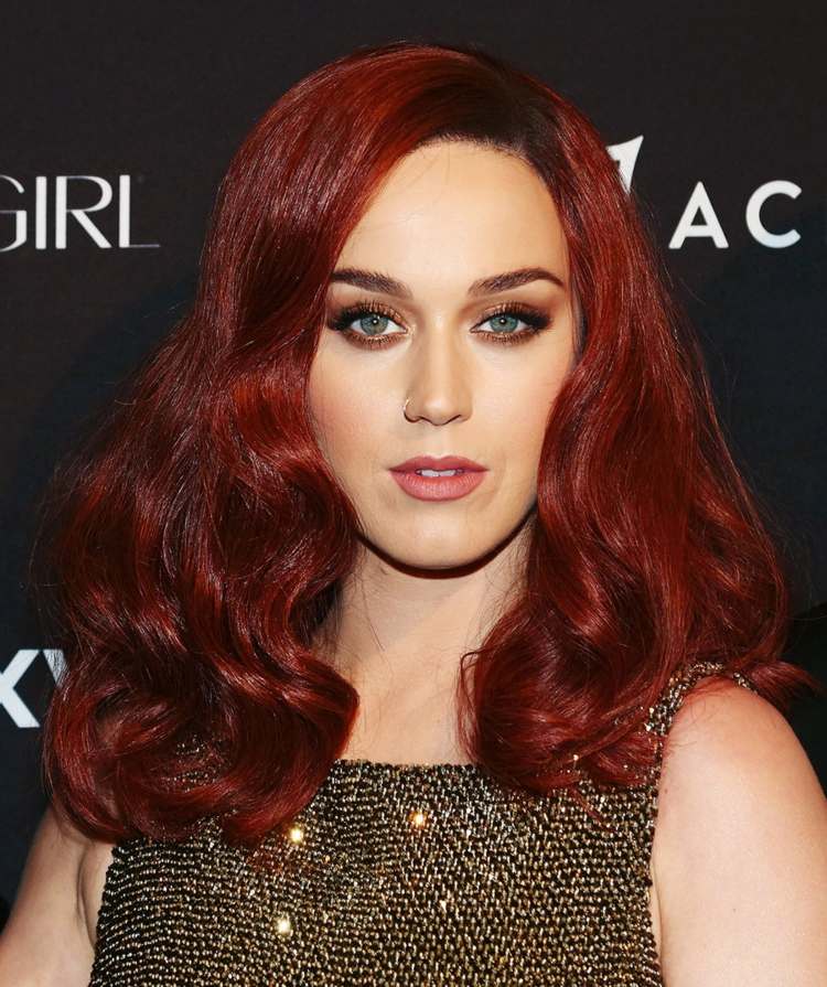 Mörkröda hårkändisar Katy Perry -frisyrer