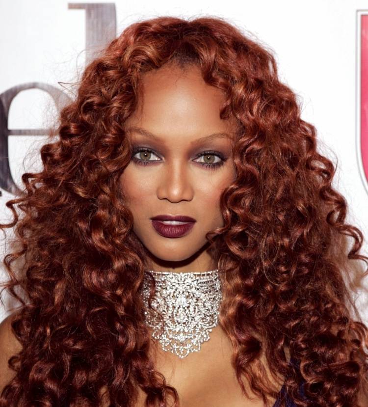 Mörkröda hårkändisar Tyra Banks supermodell långt hår lockar
