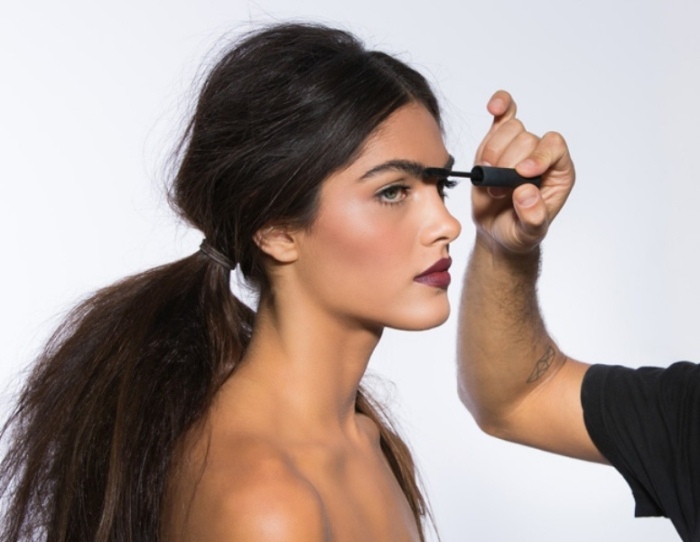 mörk-röd-fuchsia-vampy-läppar-make-up-idéer-för-dramatisk-make-up