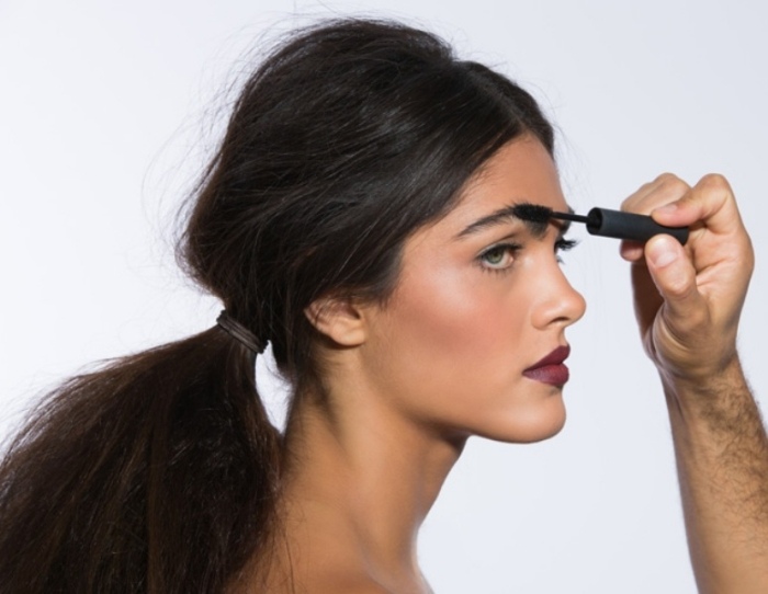 Makeup-handledning-Vampy-läppar-Burgund-läppar-ansikte-pulver-ögonbryn-betona