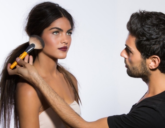 mörkare-läppstift-tunnare-svart-eyeliner-något rufsigt hår