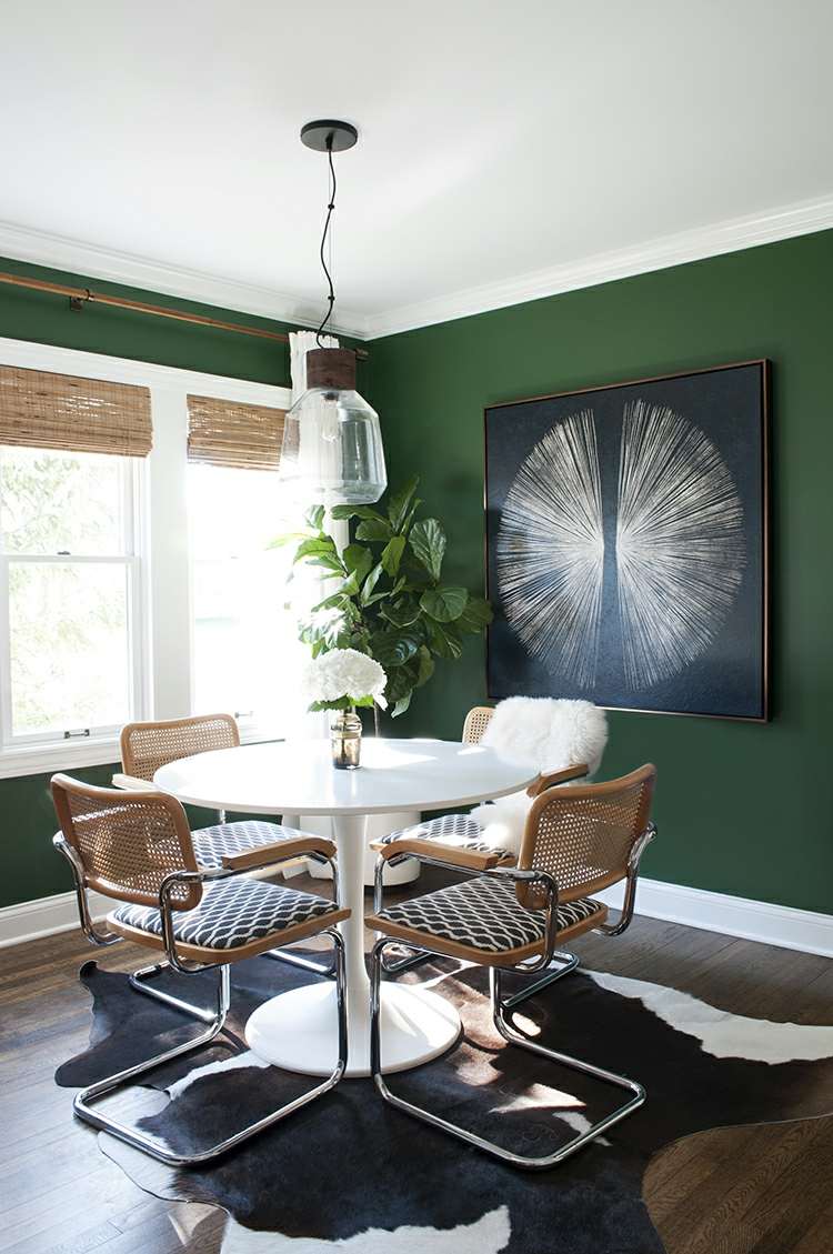 mörk väggfärg rund-matsal-bord-grön-väggar-matsal-kohud