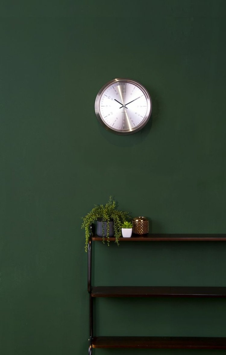 mörk väggfärg grön-vägg design-deco-klocka-silver-hylla
