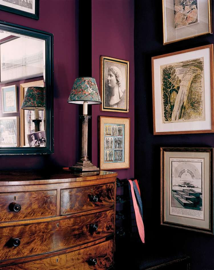 mörk-vägg-färg-bär-lila-lila-vintage-byrå-vägg-bilder-dekoration