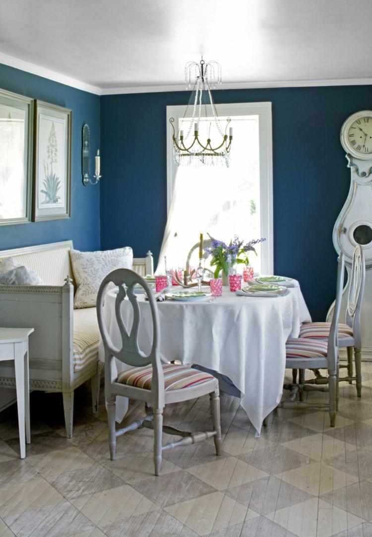 mörk-vägg-färg-vintage-vardagsrum-vit-möbler-blå-vägg