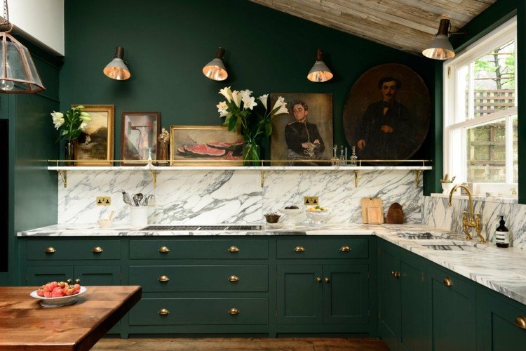 mörk väggfärg kök-grönt-skåp-snedtak-marmor