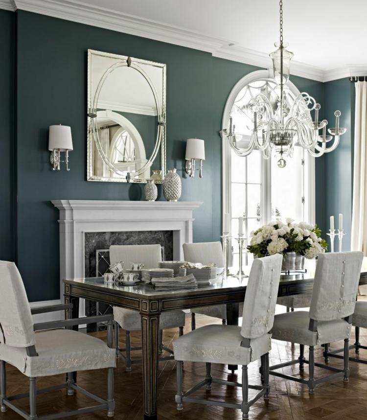 mörk väggfärg matsal-blå-grå-stolar-vit-spegel-öppen spis