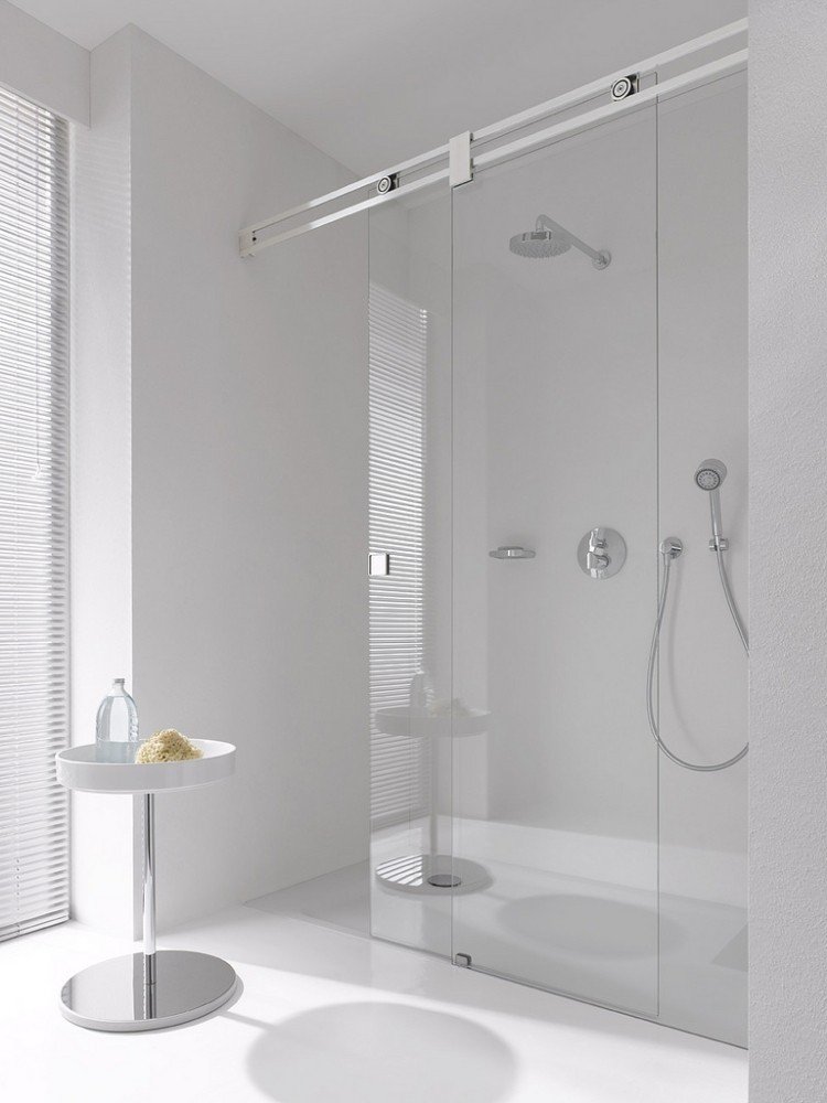Duschkabin av glas-skjutdörrar-duschkabin-modern-design-minimalistisk-vit-badrum