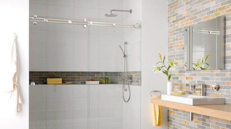 Duschvägg av glas-skjutdörrar-duschkabin-badrum-ljusa-fräscha-färger-grå-gul