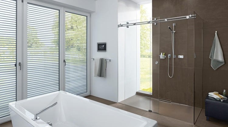 duschvägg-glas-skjutdörrar-duschkabin-badrum-modern-badkar-vit-brun