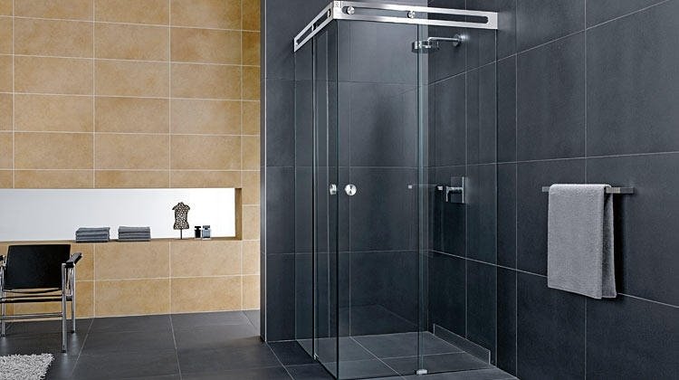 dusch-skiljevägg-glas-skjutdörrar-dusch-skåp-minimalistisk-design-badrum-grå-beige
