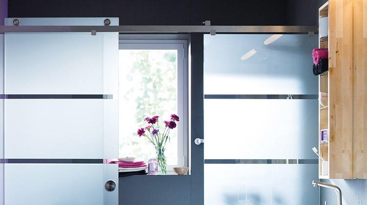duschvägg-glas-skjutdörrar-duschkabin-frostat glas-klart glas-modern-badrum
