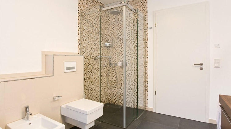 duschvägg-glas-skjutdörrar-duschkabin-mosaik-beige-grädde-vit-AQUA-bartels